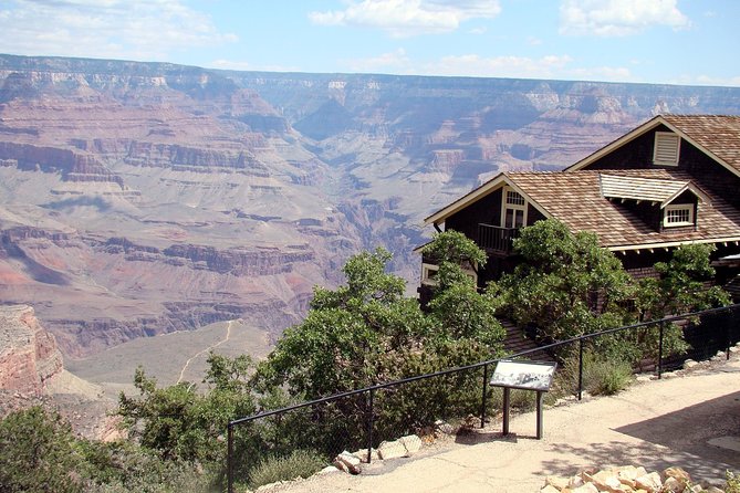 3 Hour Back-Road Safari to Grand Canyon with Entrance Gate By-Pass at 9:30 am - Guides make the difference: personalities you can feel in 3 hours
