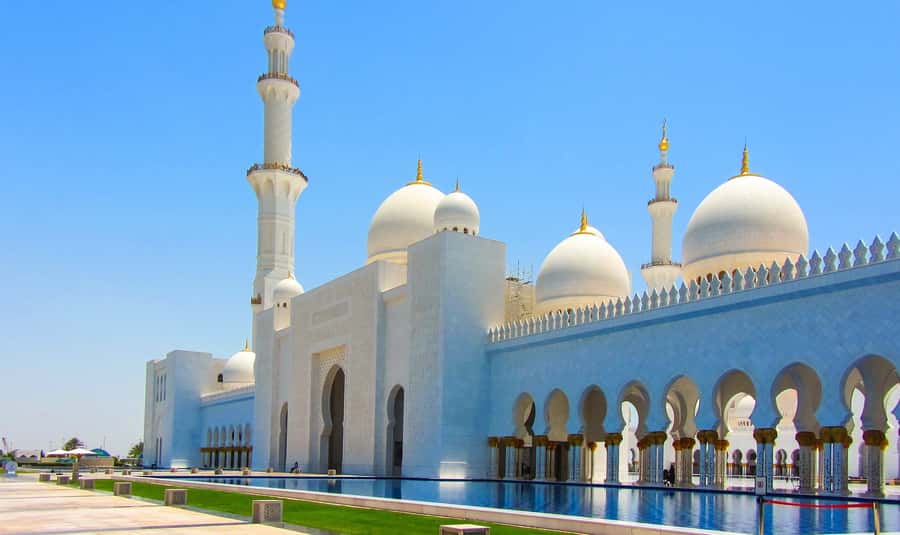 Abu Dhabi: City Tour and Desert Safari Package - Camel farm + desert camp: from feeding camels to sandboarding