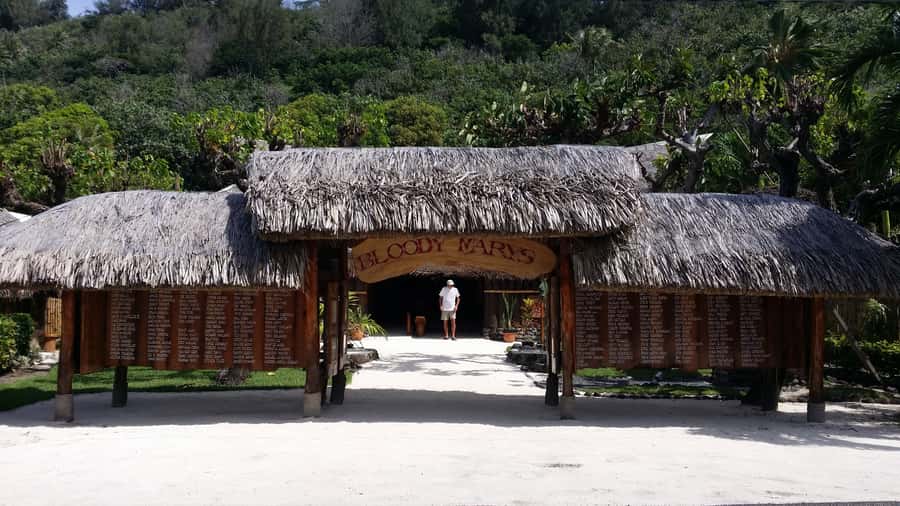 Bora Bora by Land and Sea: 4WD Safari and Snorkel - Matira Point, Faanui Cannon, and Amanahune Bay stops