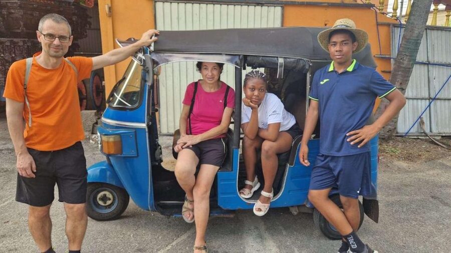 Colombo: Sightseeing Tour by Tuk Tuk Safari - All Inclusive - Hindu temple stop: Sri Kailawasanatan Swami Temple