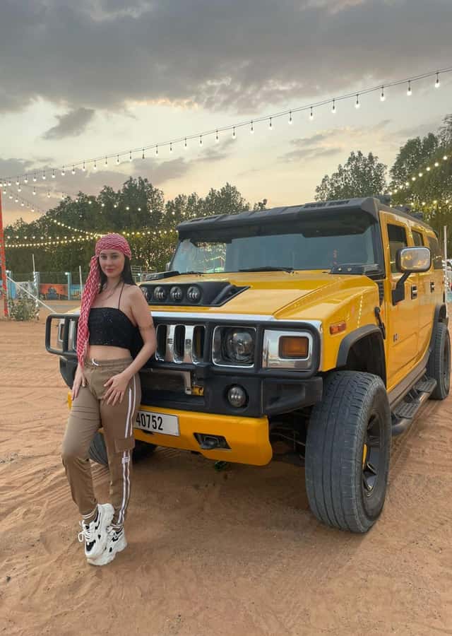 Dubai Hummer Safari Adventure & Traditional Dress Photoshoot - Traditional dress photoshoot: what to expect and how to make it work