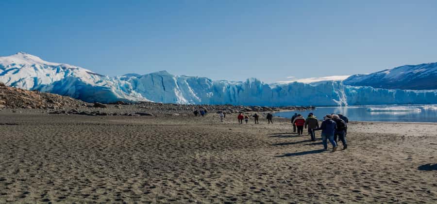 El Calafate: Safari Azul Los Glaciares Trekking Tour - Lago Rico cruise: your first true scale check