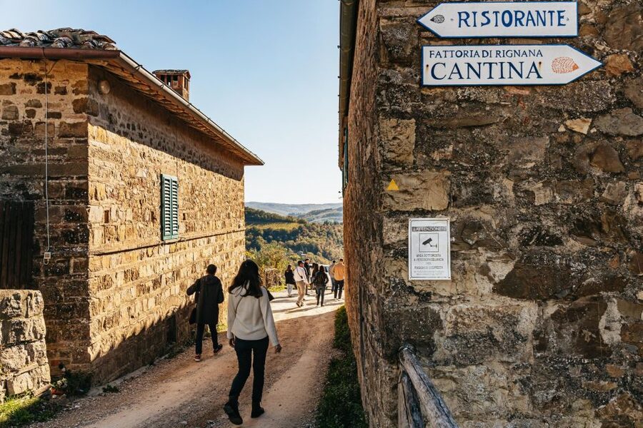 From Florence: Chianti Wine and Food Tasting Safari - Lunch with vineyard views: what makes it Tuscan