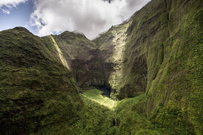 Kauai Deluxe Waterfall Safari: Helicopter Tour - Jurassic Falls and the Cathedrals: movie-land views with practical payoff
