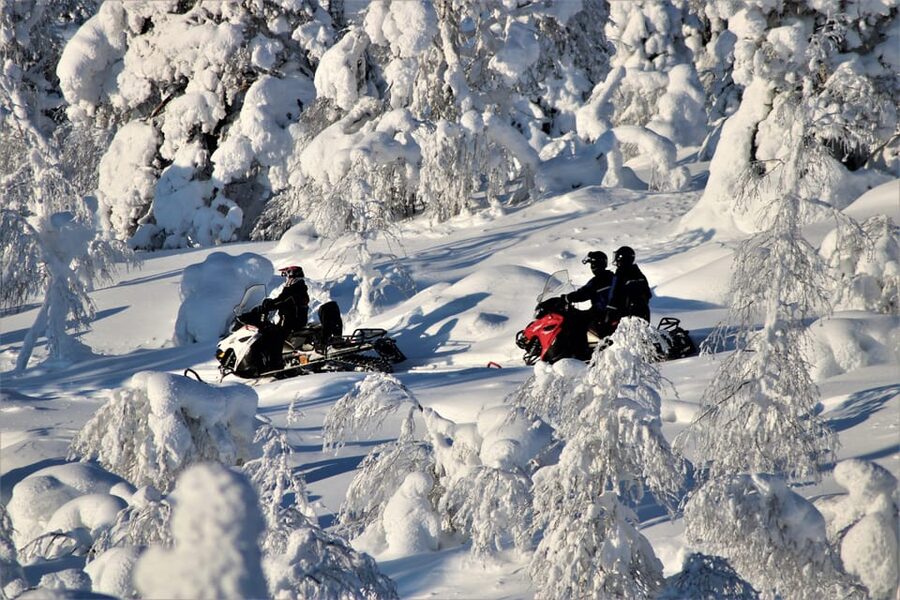 Levi: Easy Snowmobile Safari into the Nature - The route: maintained tracks through forests and frozen waters