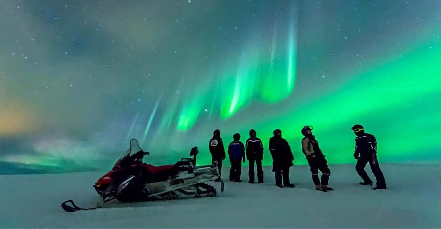 Levi: Northern Lights Snowmobile Safari and Campfire Picnic - Snowmobile basics: how you get comfortable fast