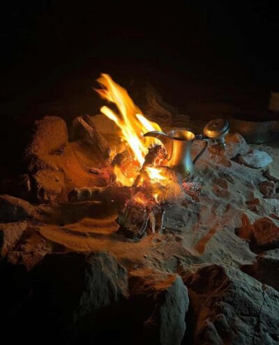 Luxury Overnight Desert Safari in Salalah - Getting there in comfort: latest vehicles, drinks, and English guides