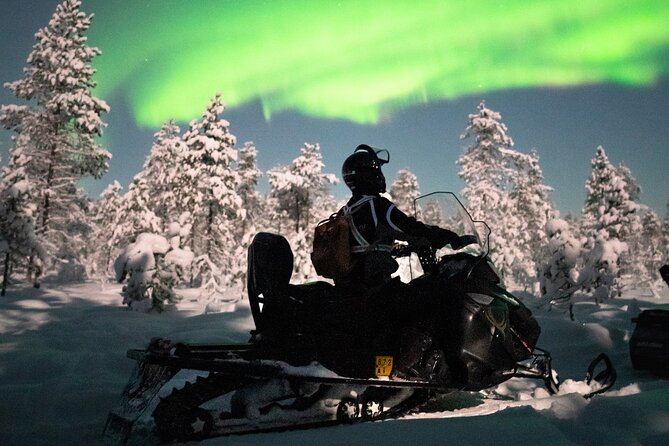 Northern lights safari by snowmobile - The campfire stop: hot drinks, biscuits, and the real social part