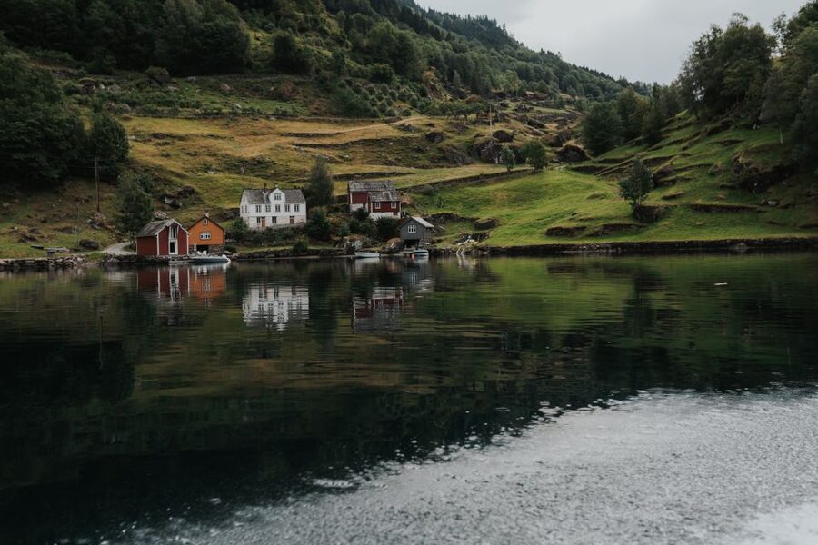 Øystese: Hardangerfjord RIB safari to the Fyksesund branch - Photo stops and close-up waterfalls: how to get the best shots