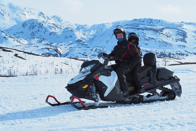 Snowmobile safari in the mountain plateau of Finnmarksvidda - Shared snowmobiles and choosing passenger vs driver