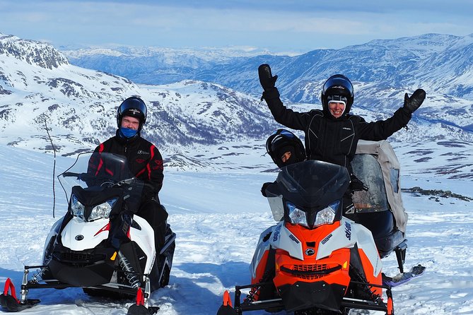 Snowmobile safari in the mountain plateau of Finnmarksvidda - What to wear so you stay warm (and enjoy the ride)